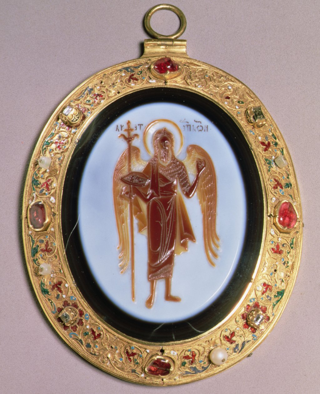 Panagia, telkari ve emaye süslemeli inci ve mücevherlerle altın sete monte edilmiş oyma sardonyx, Moskova, 16. yüzyılın ortaları (sardoniks, altın, değerli taşlar ve emaye) by School Russian