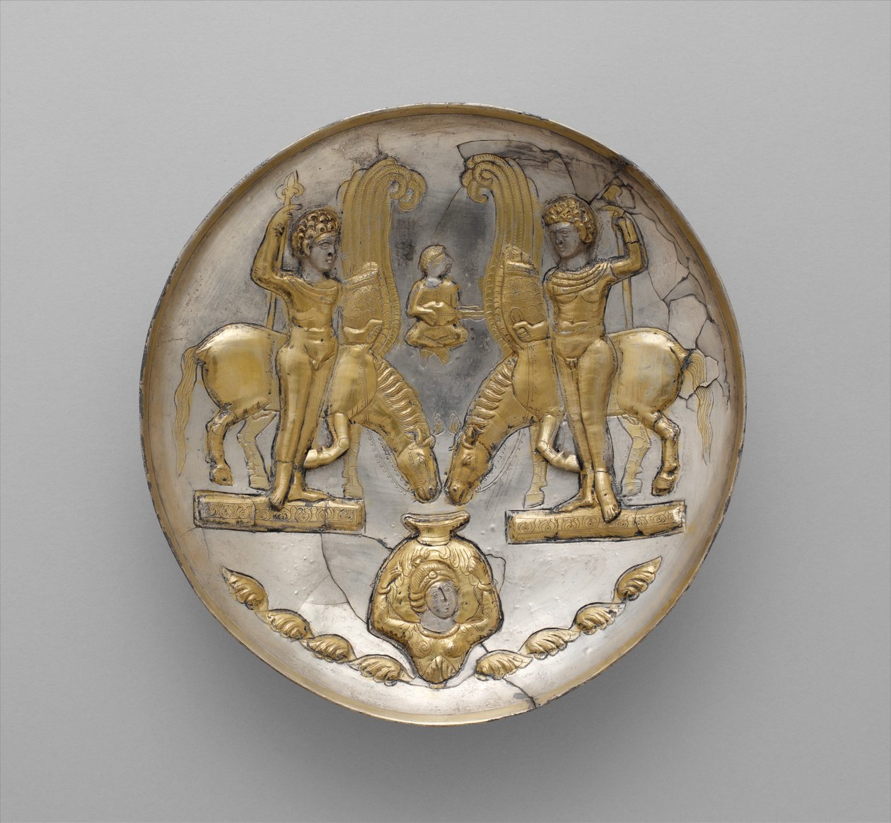 Gençleri ve kanatlı atları olan levha, MS 5-6. yüzyıl (gümüş, cıva yaldız) by School Sasanian