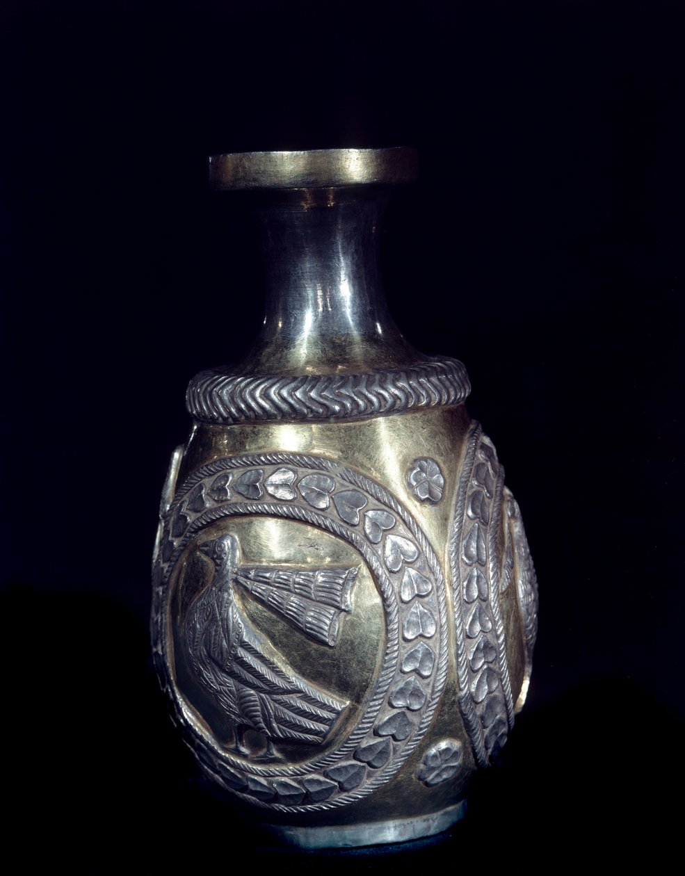 Sasani el sanatları: kabartmalı horozları olan üç madalyonla süslenmiş altın gümüş sürahi. 224-661 AD. Tahran, Foroughi koleksiyonu by School Sasanian