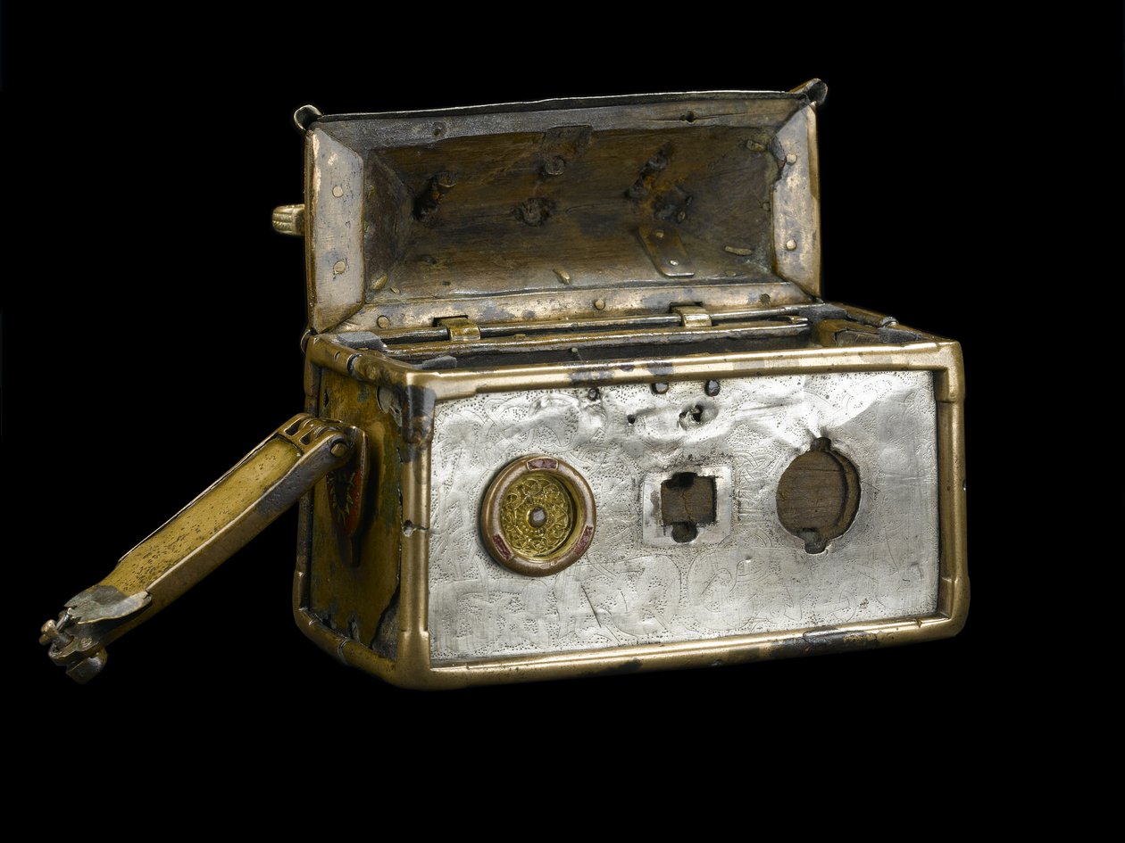Monymusk Reliquary, MS 8. yüzyıl (bronz, gümüş, ahşap, bakır alaşımı, cam, emaye) by Scottish School