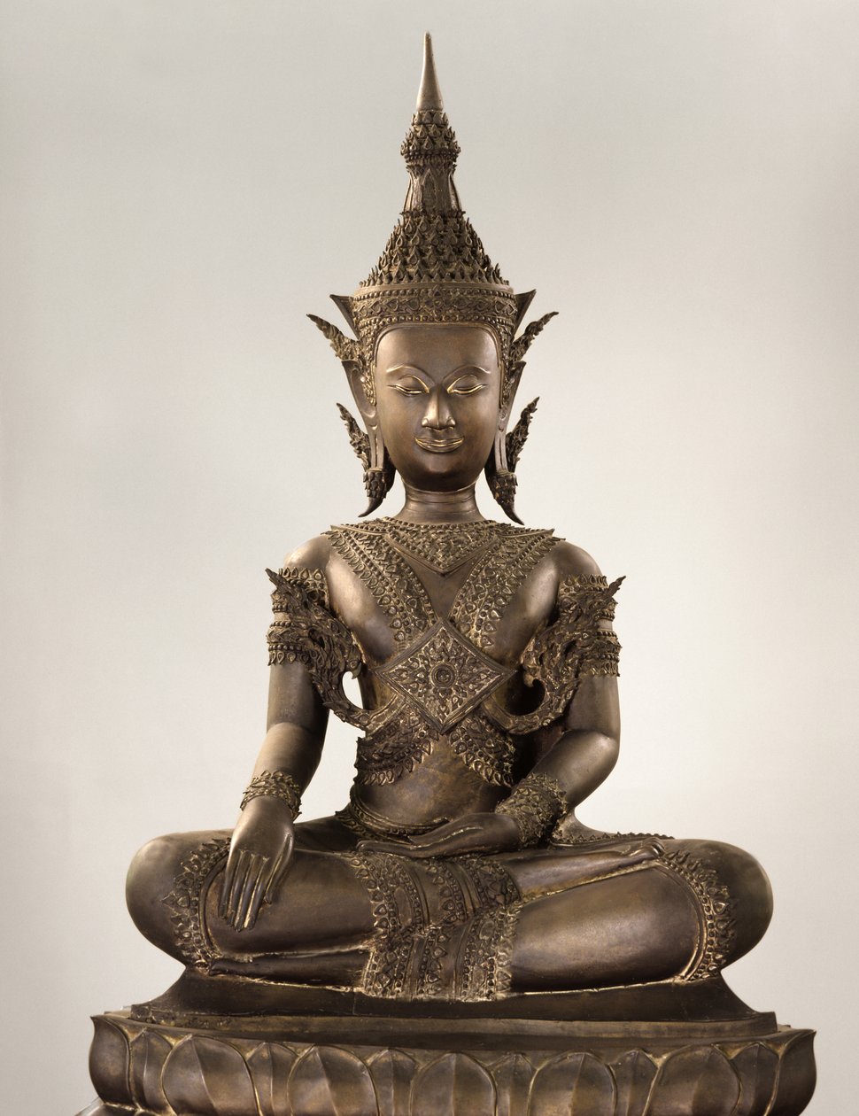 Kraliyet kıyafetleri içinde gerçek boy Buda (bronz) by School Siamese