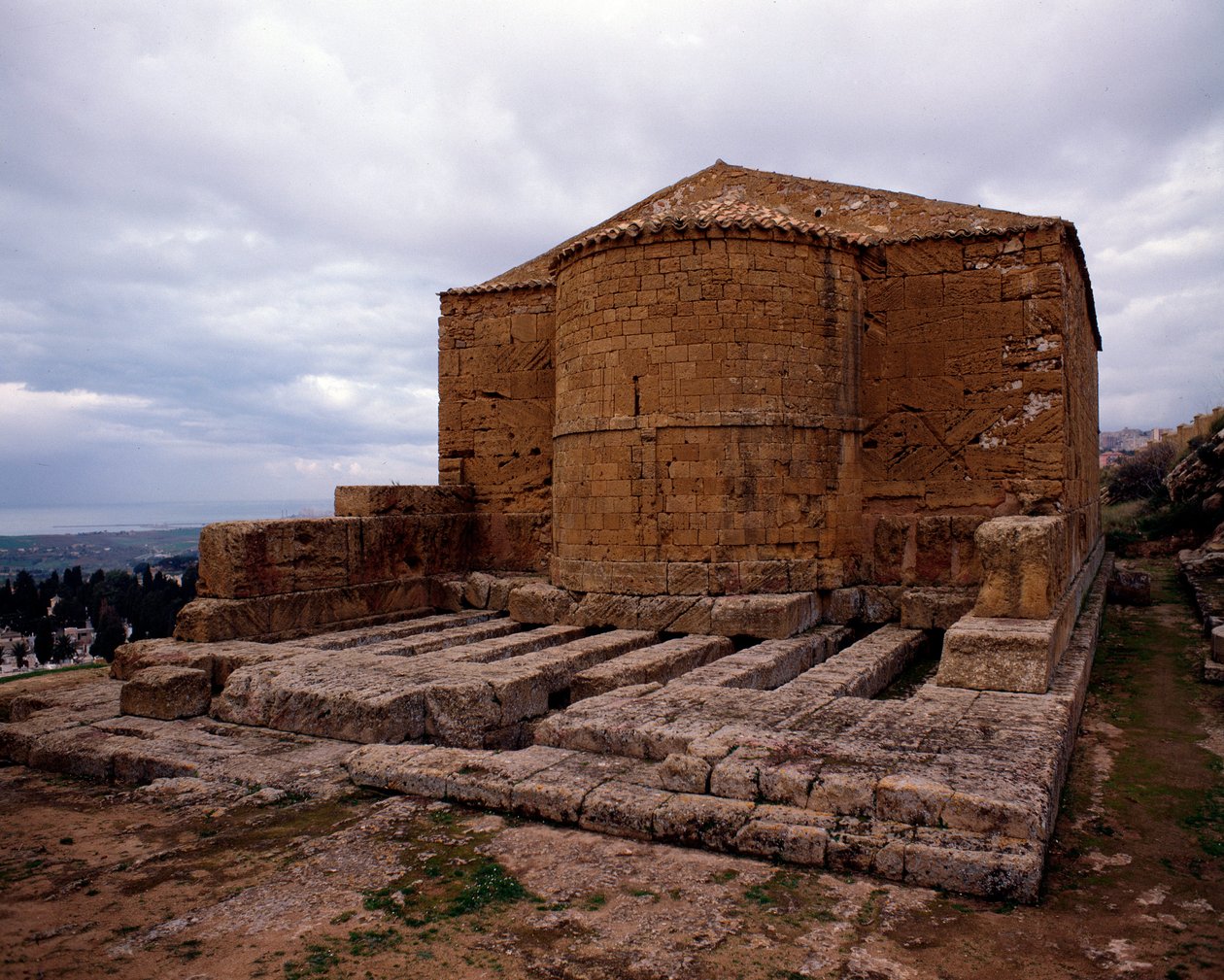 480-470 M.Ö. Demetra tapınağı üzerine inşa edilmiş San Biagio ortaçağ kilisesinin görünümü by School Sicilian