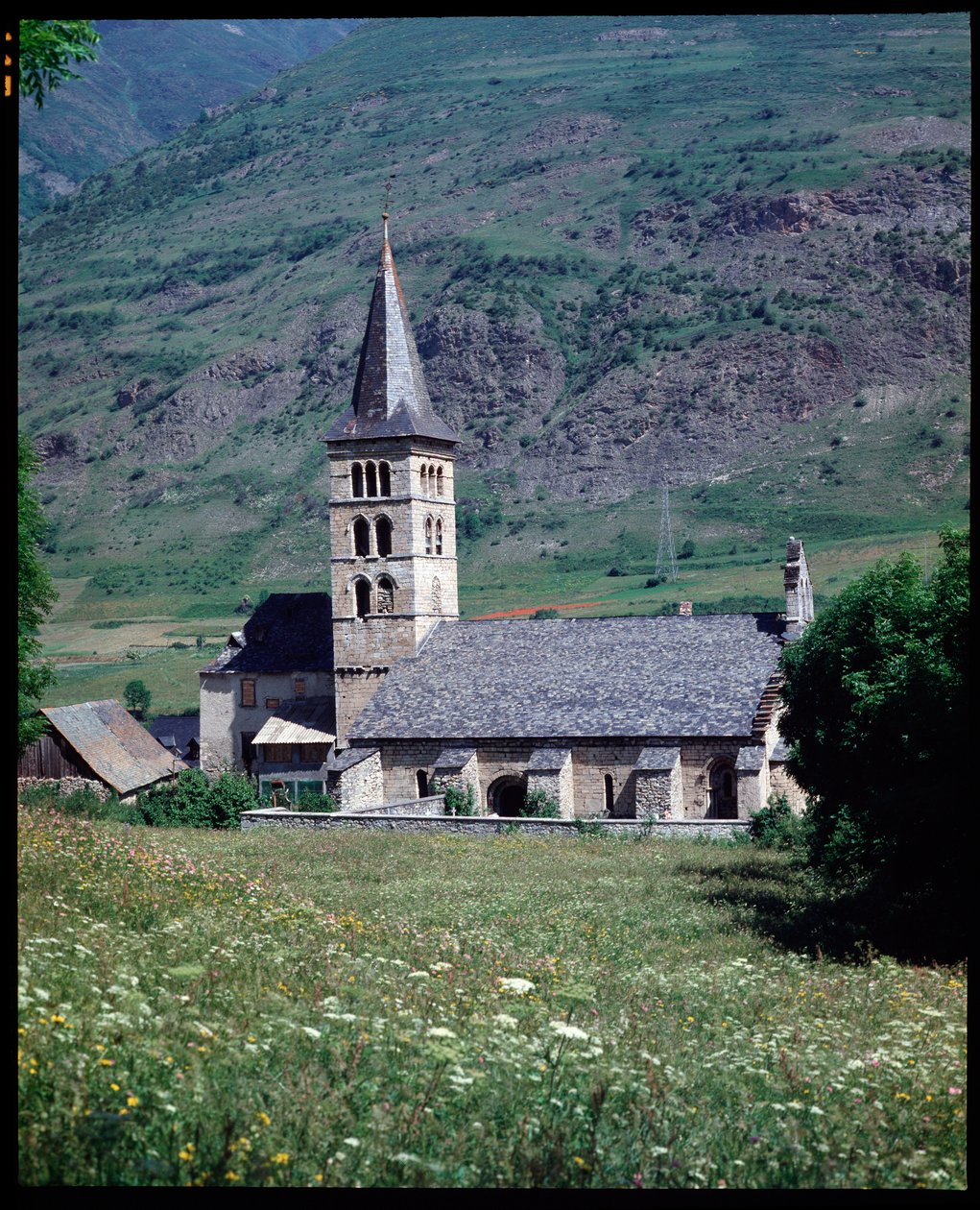 Aziz Mary kilisesinin görünümü, Arties (fotoğraf) by School Spanish