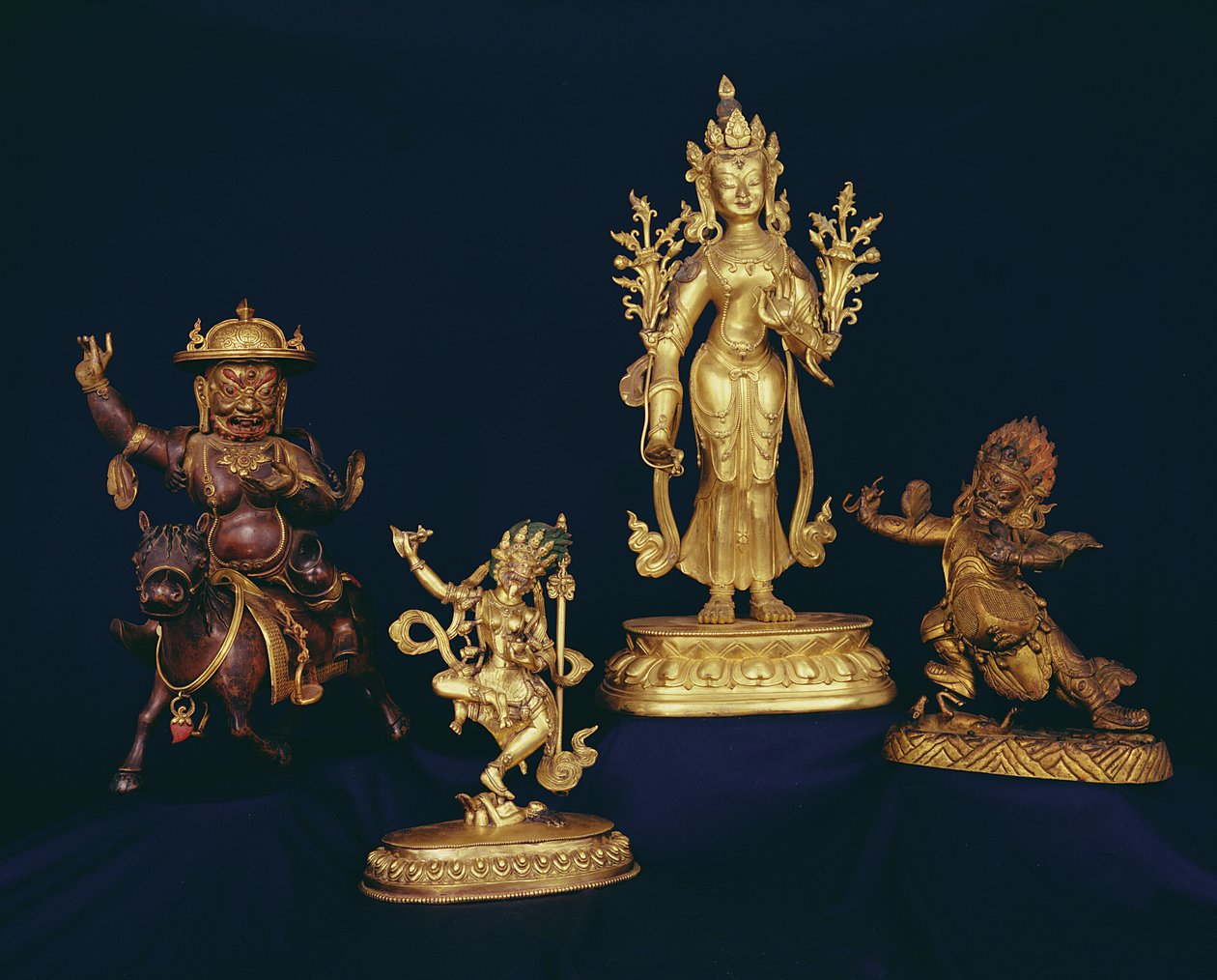 Tibet figürleri: Vajravarahi bir insan cesedi üzerinde dans ediyor; Padmapari figürü; Beg-tse figürü; ata binen Dam-can Dor-je Legs-pa figürü by School Tibetan