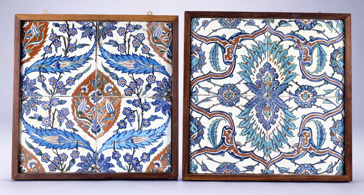 1570 dolaylarında yapılmış erik çiçekleri ve laleler ile bir İznik çini ve kırmızı ve mavi yarma palmet ile 17. yüzyıl İznik çini, c.1570 ; 17. yüzyıl (seramik) by School Turkish