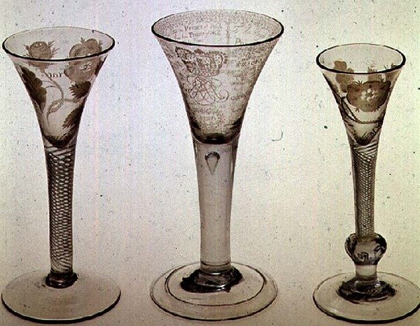 Jacobite cam eşyalar: soldan sağa: trompet kaseli şarap bardağı, 1745; Amin camı, İskoçya Kralı VIII. James, 1725; Trompet kaseli şarap kadehi, 1750 (cam) by Scottish School