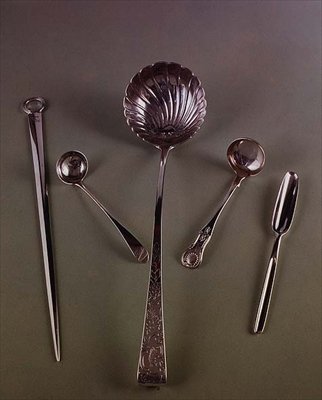 Şiş: Eley ve Fearn, 1801; sos kepçesi: IS, Edinburgh, c. 1800; çorba kepçesi, Christopher Haines, Dublin, 1774; Kings desenli sos kepçesi, J.McKay, Edinburgh, 1851; ilik kepçesi, c.1750 (gümüş) by Scottish School