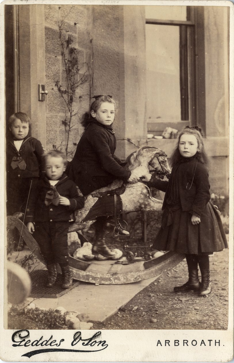 Bir grup küçük çocuk ve sallanan atları by Scottish Photographer