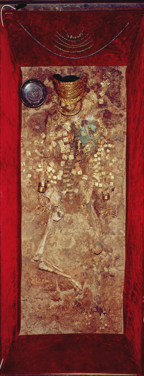 Altın taçlı mumya ve mezar eşyaları (karışık teknik) by Scythian