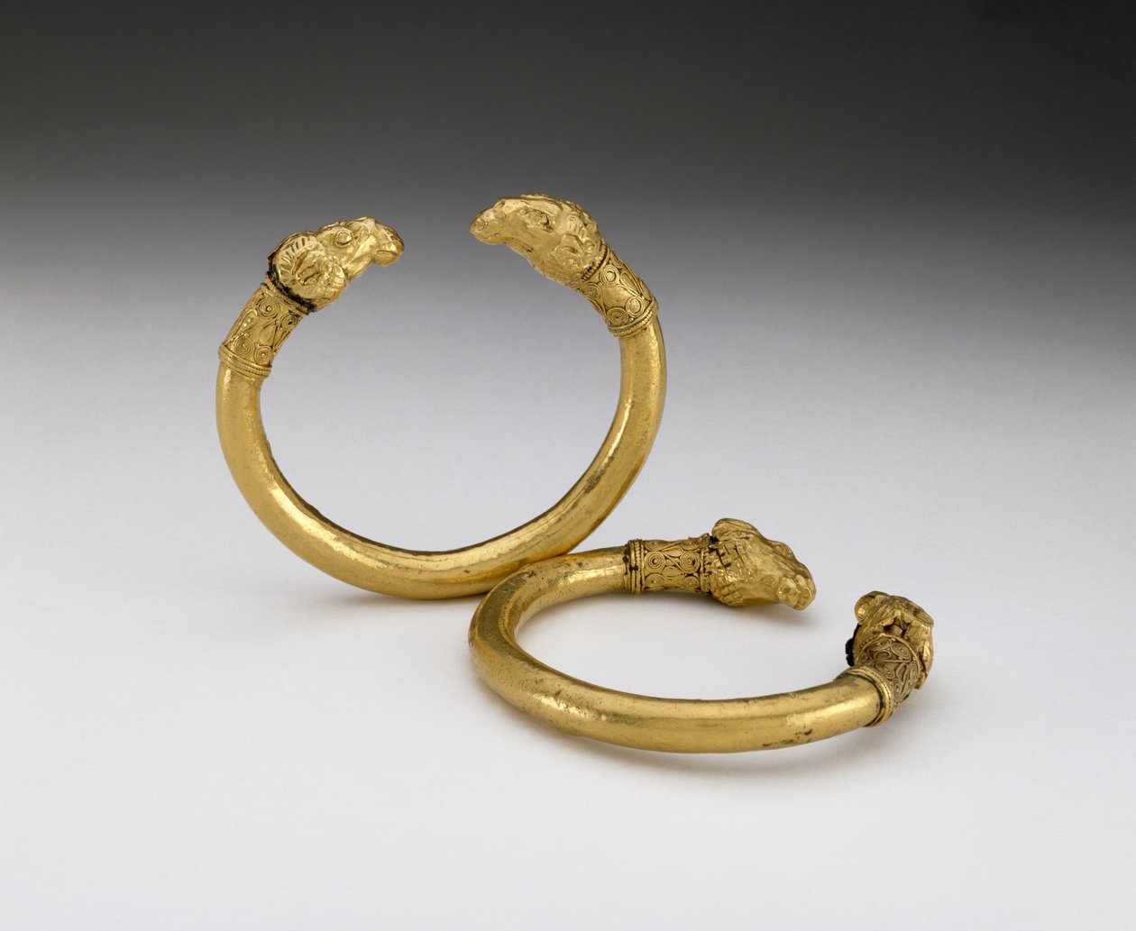 Koç başı terminalleri olan bir çift bilezik (bronz ve altın) by Scythian