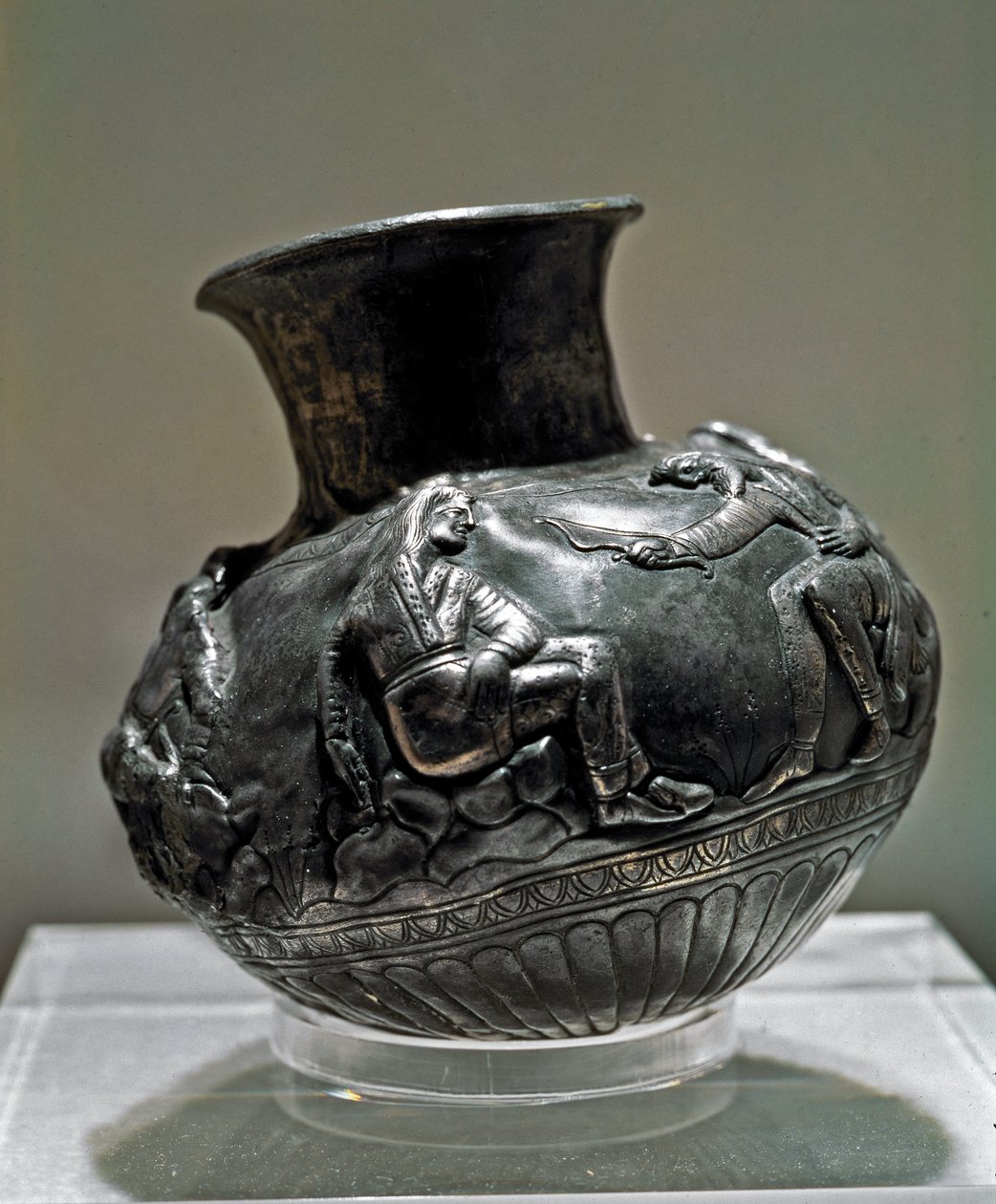 Sanat Tırpanı (İskit Uygarlığı veya İskit): MÖ 7-6. yüzyıldan kalma gümüş ritüel vazo. Ermitaj Müzesi, Sankt Petersburg by Scythian