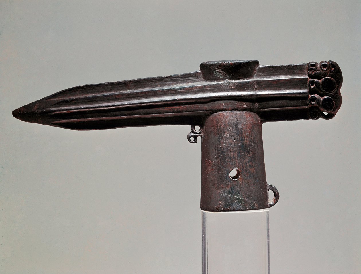 Sanat İskit (İskit uygarlığı veya İskit): Krasnoyark bölgesinden (Sibirya ve Altay) bronz balta. MÖ 7. - 2. yüzyıl. Petersburg, Ermitaj Müzesi by Scythian