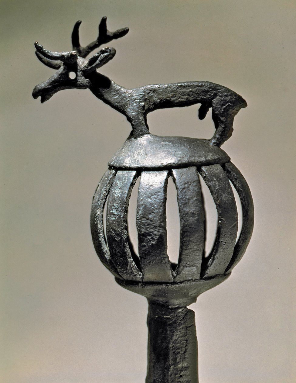 Art Scythian (İskit uygarlığı veya Scythia): tepesinde bir geyik figürü bulunan bronz tank süsü. MÖ 7. - 6. yüzyılın nesnesi. Petersburg, Ermitaj Müzesi by Scythian
