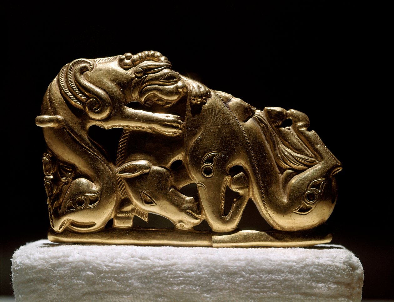 Art Scythian (İskit veya İskit uygarlığı): Bir ata saldıran bir grifonu betimleyen altın kuşak fibule. Chiliktin