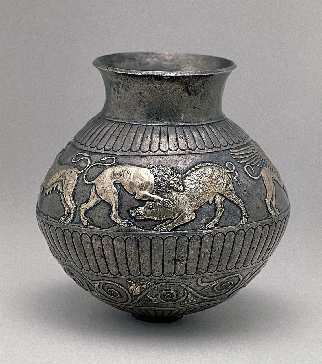 İskit sanatı: MÖ 4. yüzyıldan kalma gümüş vazo, bir yaban domuzuna saldıran bir aslanı temsil eden bir friz ile süslenmiş, Devlet Hermitage, Saint Petersburg by Scythian
