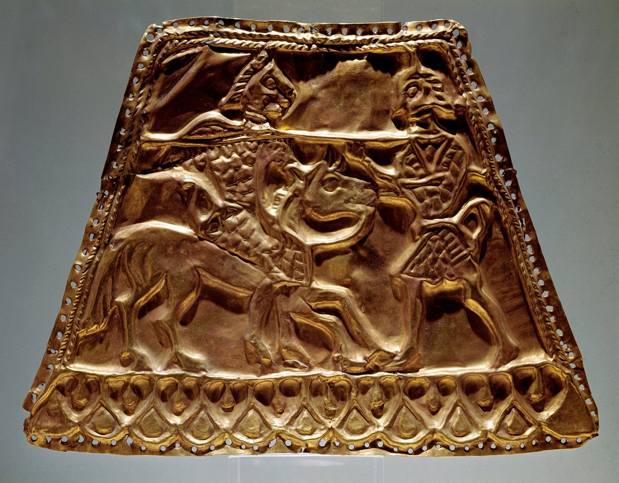 Bir savaşçıya mızrakla saldıran bir süvariyi gösteren altın levha (İskit sanatı, MÖ 5.-3. yy) by Scythian