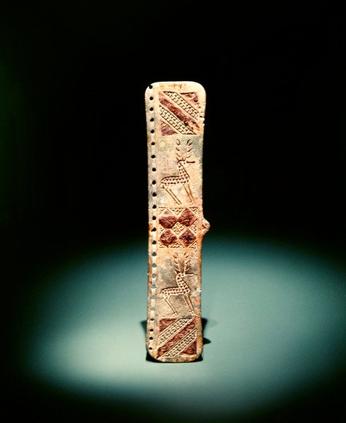 Oyma geometrik süsleme ve geyiklerle oyulmuş kemer tokası, MÖ 1. binyılın başlarında (demirle işlemeli bronz) by Scythian Scythian