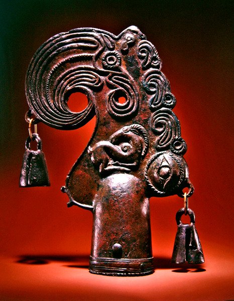 Hayvanlar, insan gözü ve çanlarla süslenmiş finial, fantastik kuş kafası, MÖ 5-6. yy (bronz) by Scythian Scythian
