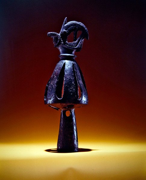 Koç boynuzlu bir griffin başı ile süslenmiş nihai, açık iş koni, MÖ 7. yüzyıl sonu - 6. yüzyıl başı (bronz) by Scythian Scythian