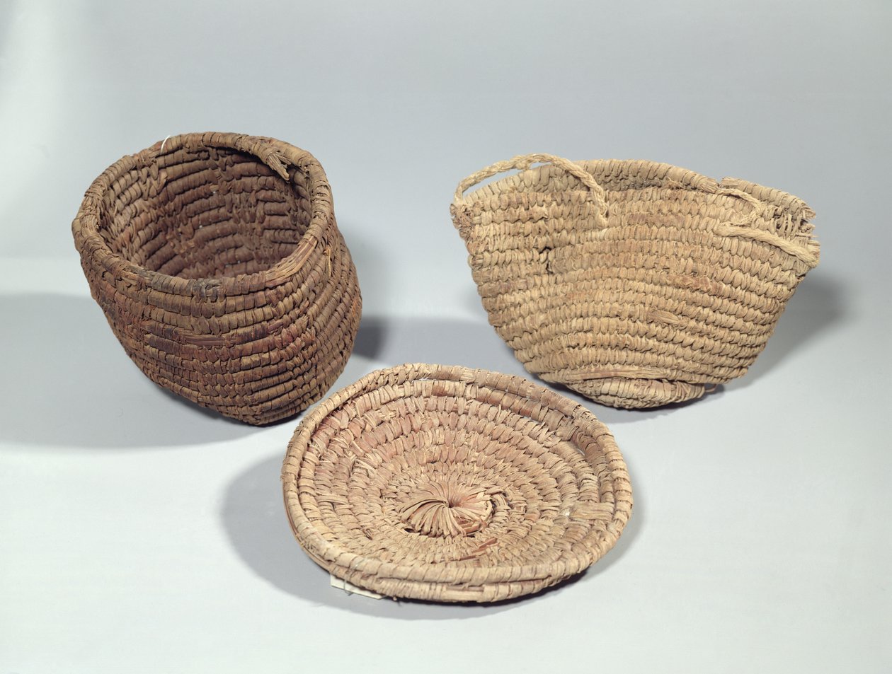 İki sepet ve bir kapak (dokuma palmiye yaprakları) by Second Intermediate Period Egyptian