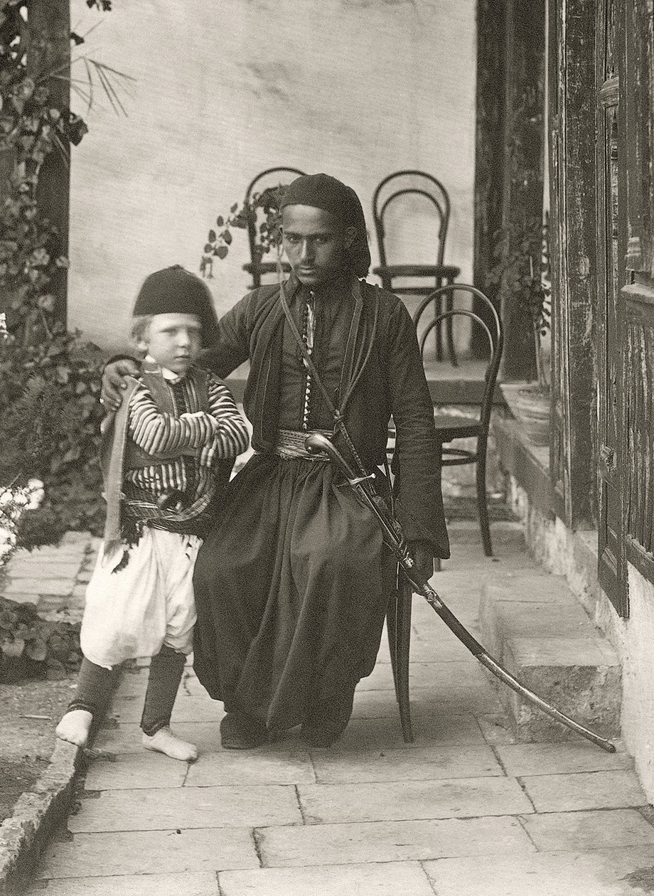 Arap kawass (Osmanlı muhafızı), Kudüs'ün Judea Bölgesi'ndeki bir evin bahçesinde genç bir çocukla, 1867 by Sergeant Henry Phillips