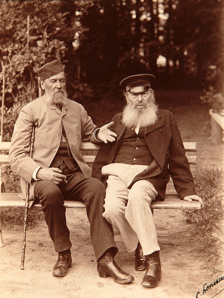 Şairler Yakov Petrovich Polonsky (Iakov Petrovitch Polonski) (1819-1898) ve Afanasy Afanasievich Fet (Foeth) (Afanassi Afanassievitch Chenchine) (1820-1892). Albümin Fotoğrafı Sergei Dmitrievich Botkin (1869-1945) by Sergei Dmitrievich Botkin