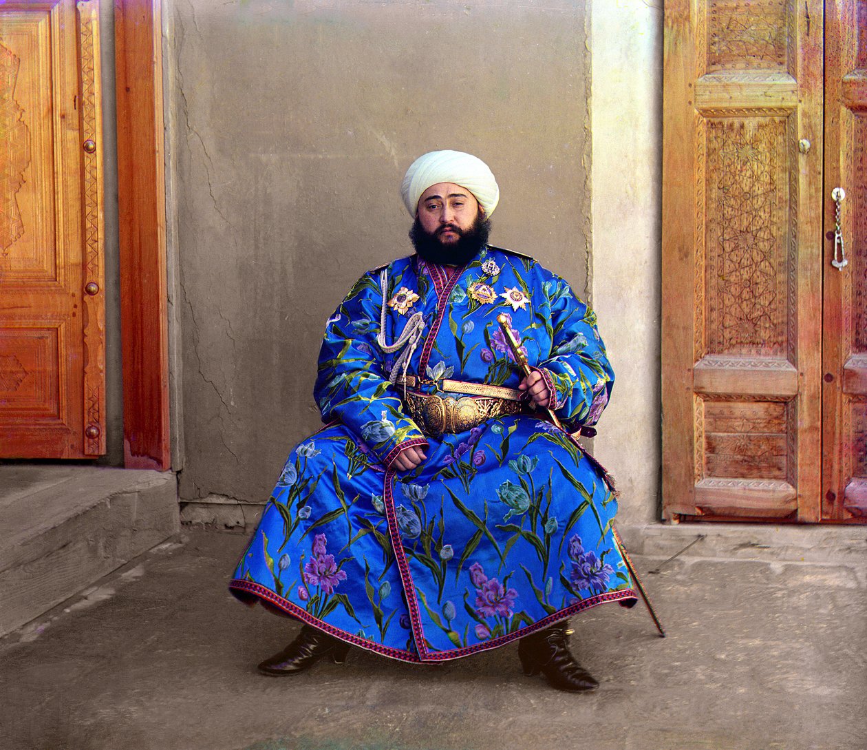 Alim Khan, Buhara Emiri, oturmuş kılıç tutuyor, Buhara, Rus İmparatorluğu, 1905 ve 1915 yılları arasında by Sergey Prokudin Gorsky