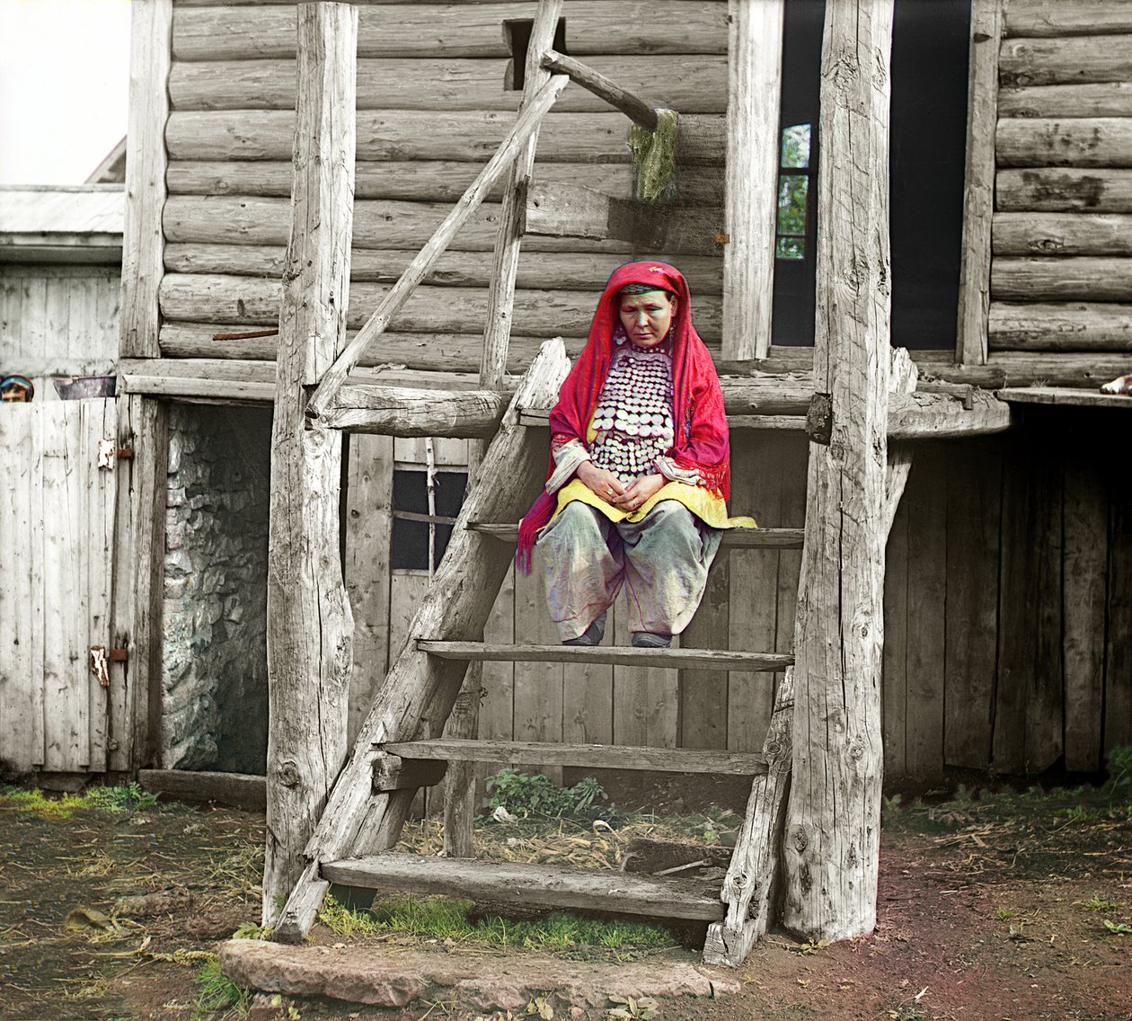 Ahşap evinin merdivenlerinde oturan halk kostümlü Başkurt kadın, Ural Dağları, Rus İmparatorluğu, 1910 by Sergey Prokudin Gorsky