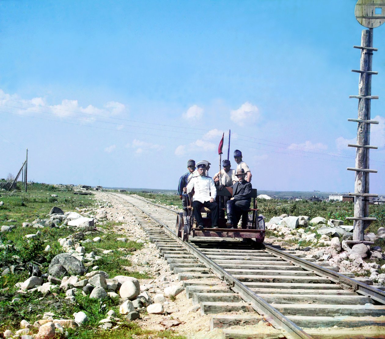 Fotoğrafçı Sergey Prokudin-Gorsky, Murmansk demiryolu üzerinde Petrozavodsk dışında bir demiryolu el arabasına binen bir resmi ve dört demiryolu işçisi, Rus İmparatorluğu, 1915 by Sergey Prokudin Gorsky