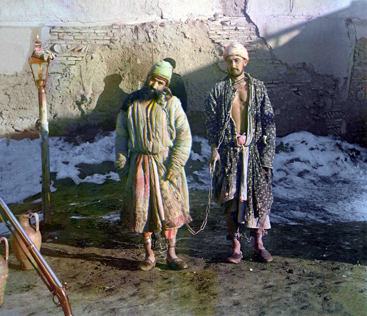 Zincirli iki mahkum ve arkalarında bir gardiyan, 1905 ve 1915 yılları arasında Rus İmparatorluğu by Sergey Prokudin Gorsky