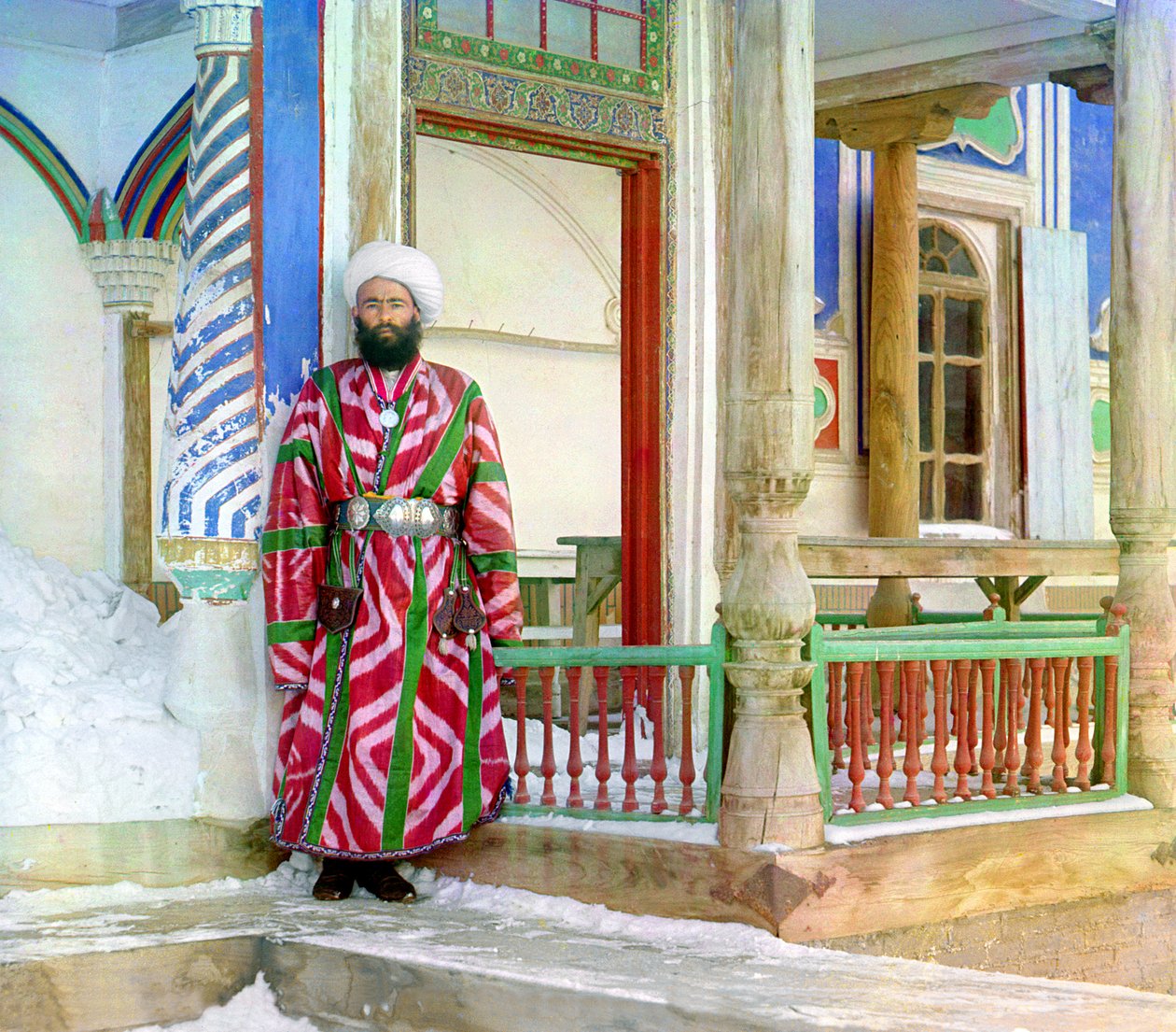 Bir binanın önünde Buhara bürokratı, Rus İmparatorluğu, 1905-15 arasında by Sergey Prokudin Gorsky