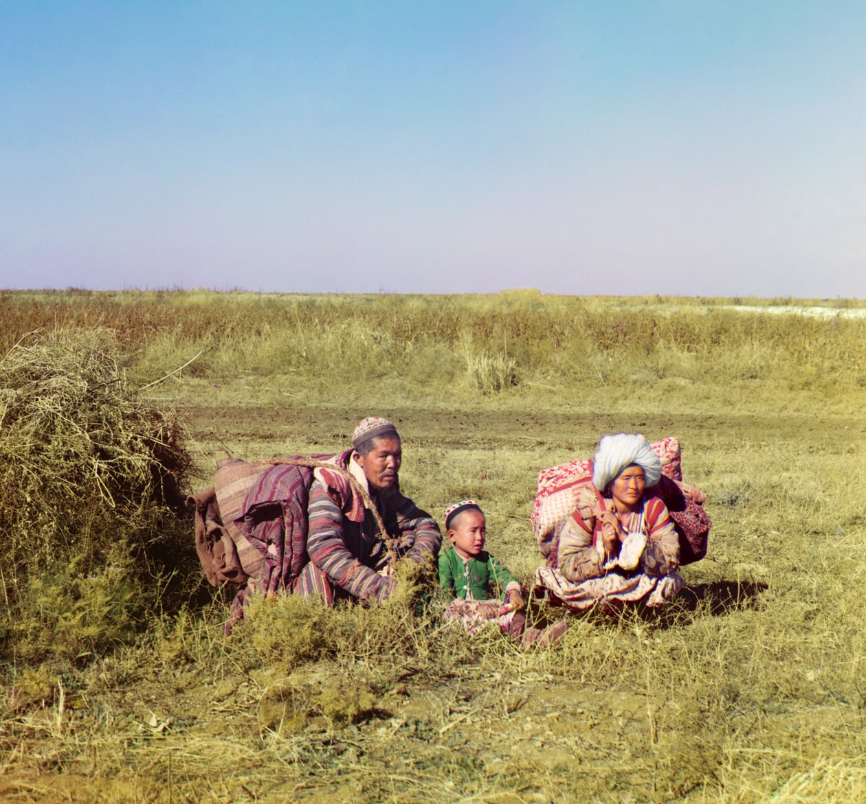 Göçebe Kırgız: 1905 ve 1915 yılları arasında Rus İmparatorluğu Golodnaia Bozkırında bir erkek, kadın ve bir çocuk by Sergey Prokudin Gorsky