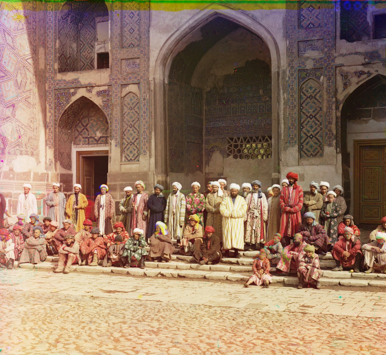 1905-1915 Semerkant'taki caminin merdivenlerinde by Sergey Prokudin Gorsky
