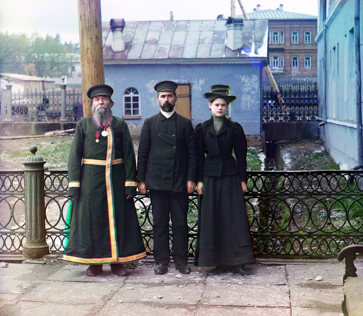 Üç kuşak: A.P. Kalganov, oğlu ve torunu ile birlikte Zlatoust silah fabrikasında açık havada poz verdi; bitkinin dükkanlarındaki son iki eser, Rus İmparatorluğu, 1910 by Sergey Prokudin Gorsky