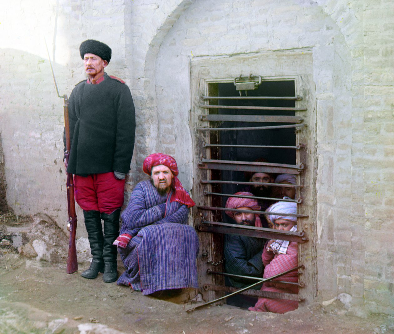 Zindan hapishanesi, mahkûmlar ve gardiyan, Rus tüfeği, üniforması ve çizmeleriyle, Orta Asya, Rus İmparatorluğu, 1905 ve 1915 arası by Sergey Prokudin Gorsky