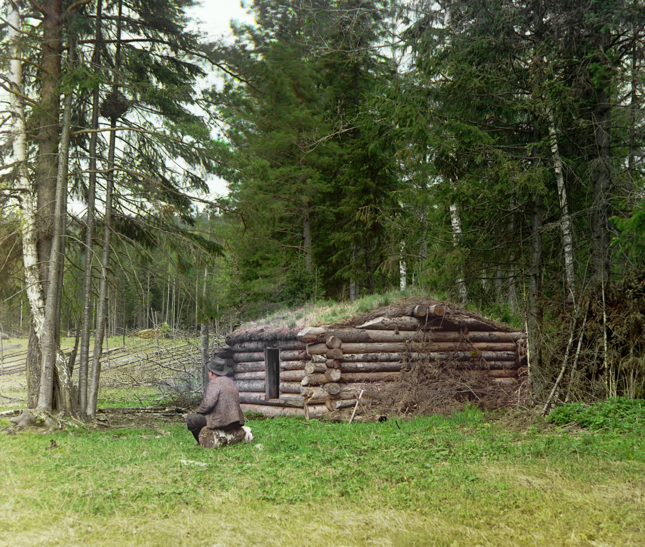Ormanda oduncular ve kuria (kömür yakma) için bir kulübenin önünde bir adam, Rus İmparatorluğu, 1905 ve 1915 yılları arasında by Sergey Prokudin Gorsky