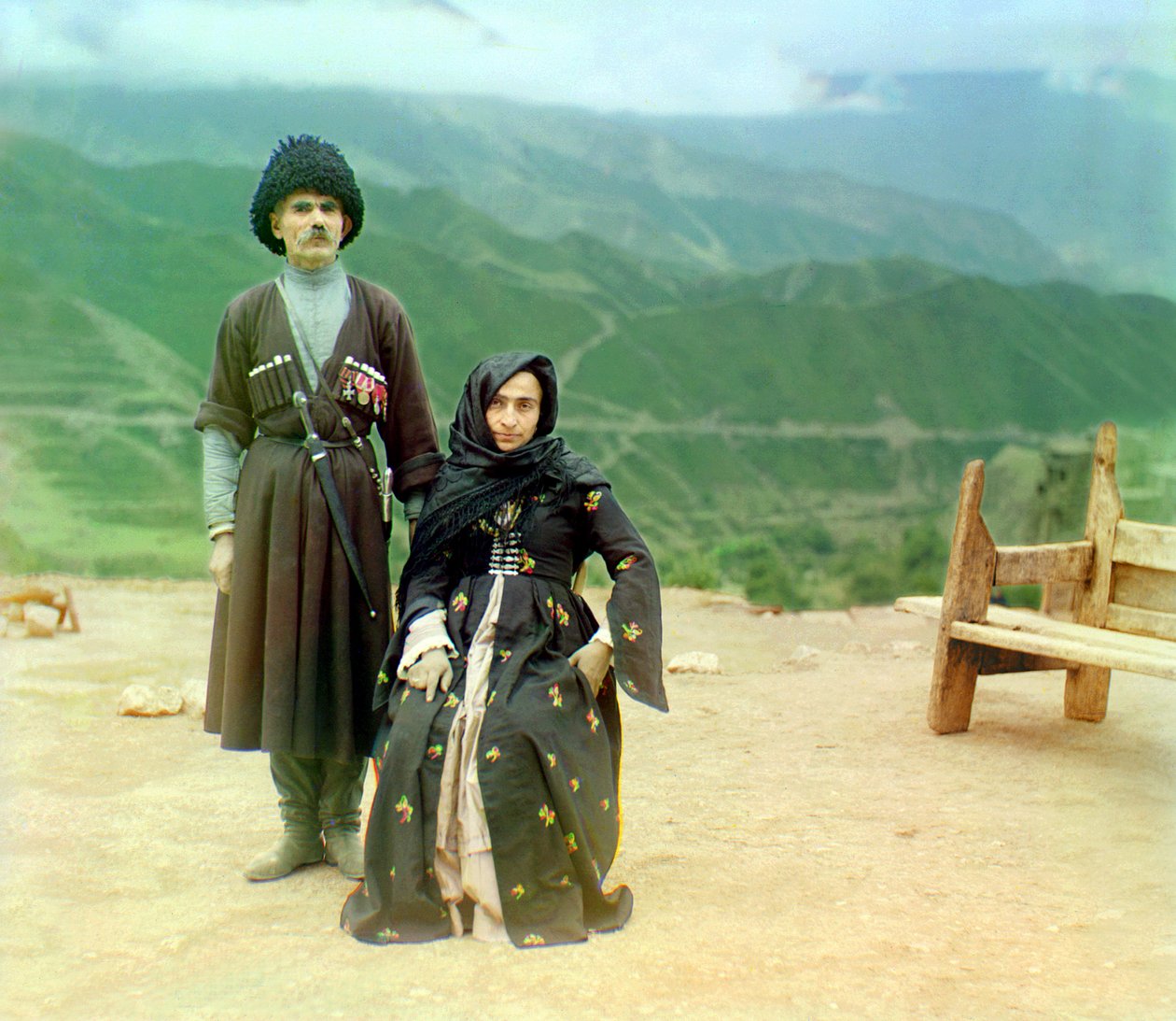 Dağıstan tipleri - madalyalı ve hançerli bir adam ve siyah elbiseli bir kadın, Rus İmparatorluğu, 1905 ve 1915 arasında by Sergey Prokudin Gorsky