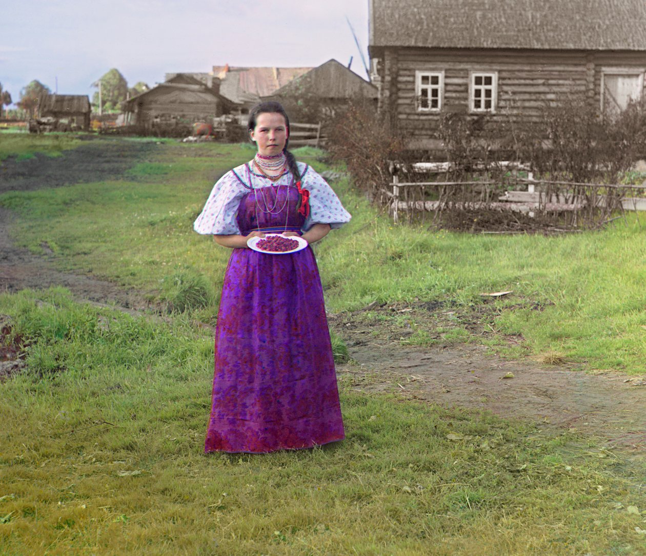 Bir tabakta çilekli kız, Rus İmparatorluğu, 'Mariinskii Kanalı ve nehir sistemi boyunca manzaralar', 1909 by Sergey Prokudin Gorsky