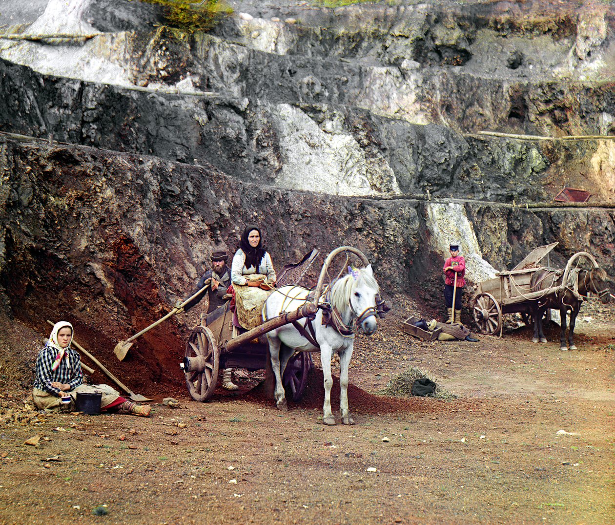 Bakalskii madeninde çalışmak: kürekler ve at arabaları ile Bakaly tepelerindeki demir madenlerinde çalışan bir aile, Ural Dağları, Rus İmparatorluğu, 1910 by Sergey Prokudin Gorsky