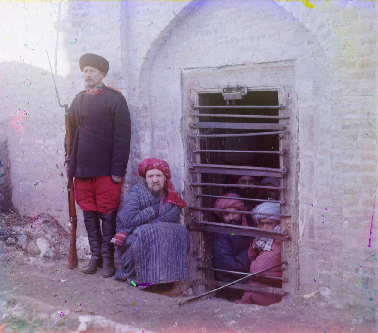 Zindan (geleneksel Orta Asya hapishane çukuru), üniformalı gardiyan, muhtemelen Buhara by Sergey Prokudin Gorsky