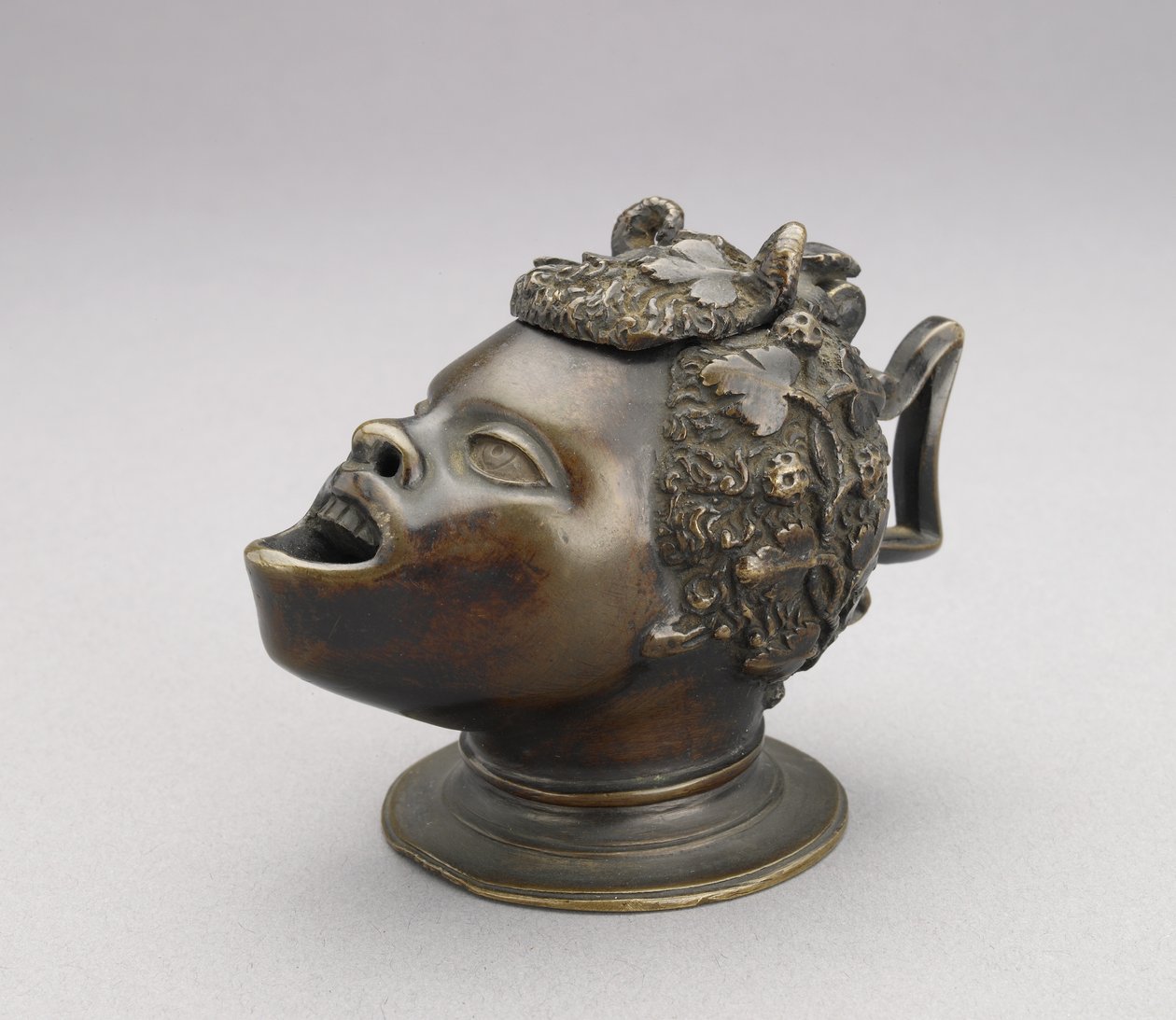 Afrikalı bir çocuğun kafası şeklinde lamba veya hokka; menteşeli kapak ve açısal tutamak, c. 1510-30 bronz by Severo da Ravenna