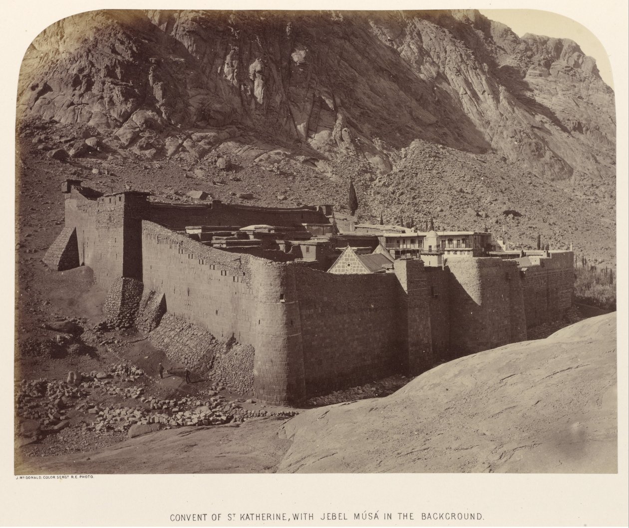 Arka planda Jebel Músá ile Aziz Katherine Manastırı by Sgt. James M. McDonald