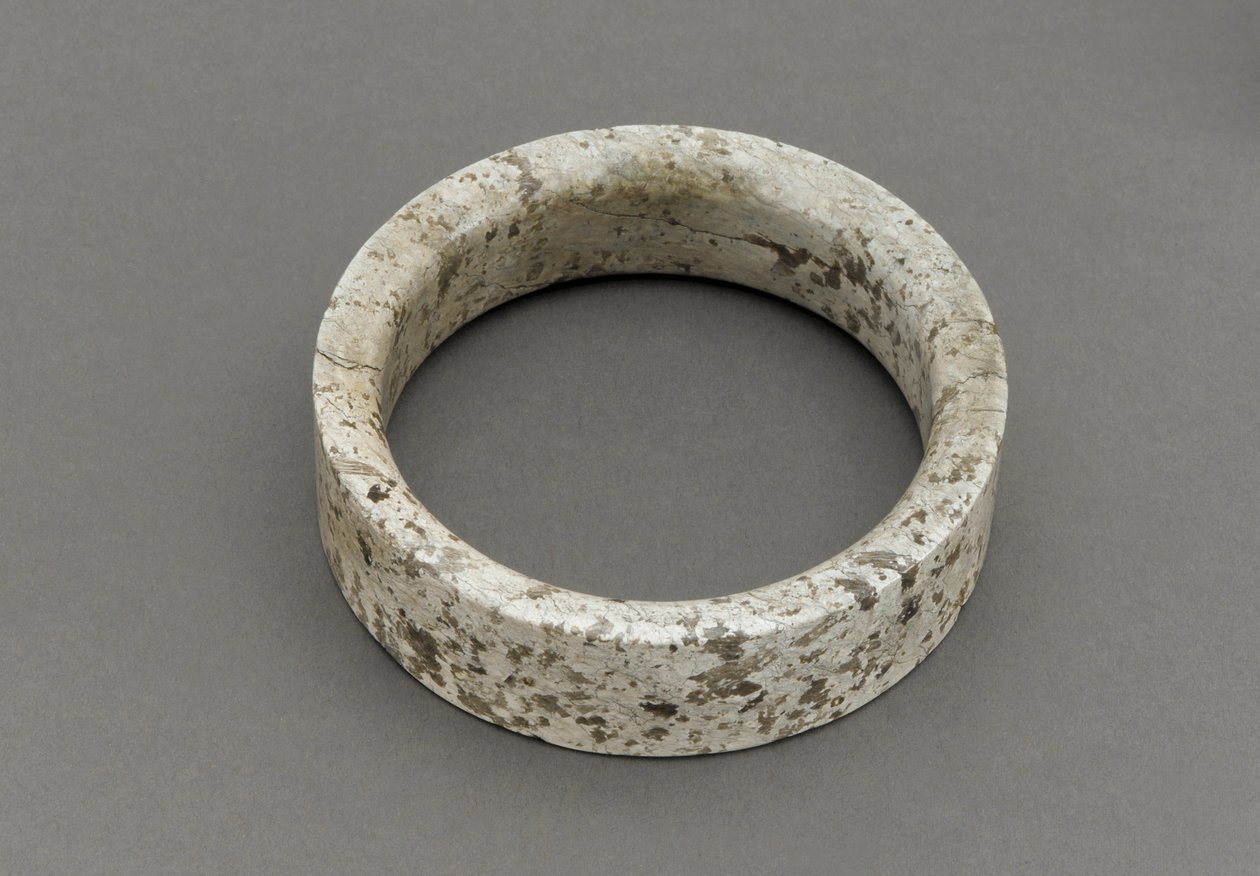 Bilezik (yeşim) by Shang Dynasty Chinese School