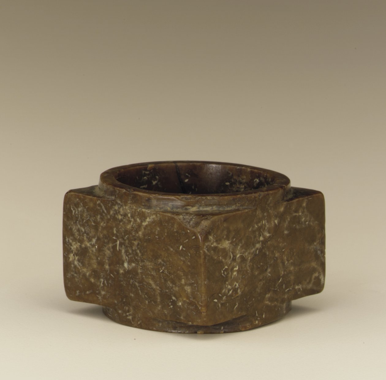 Kong (yeşim) by Shang Dynasty Chinese School