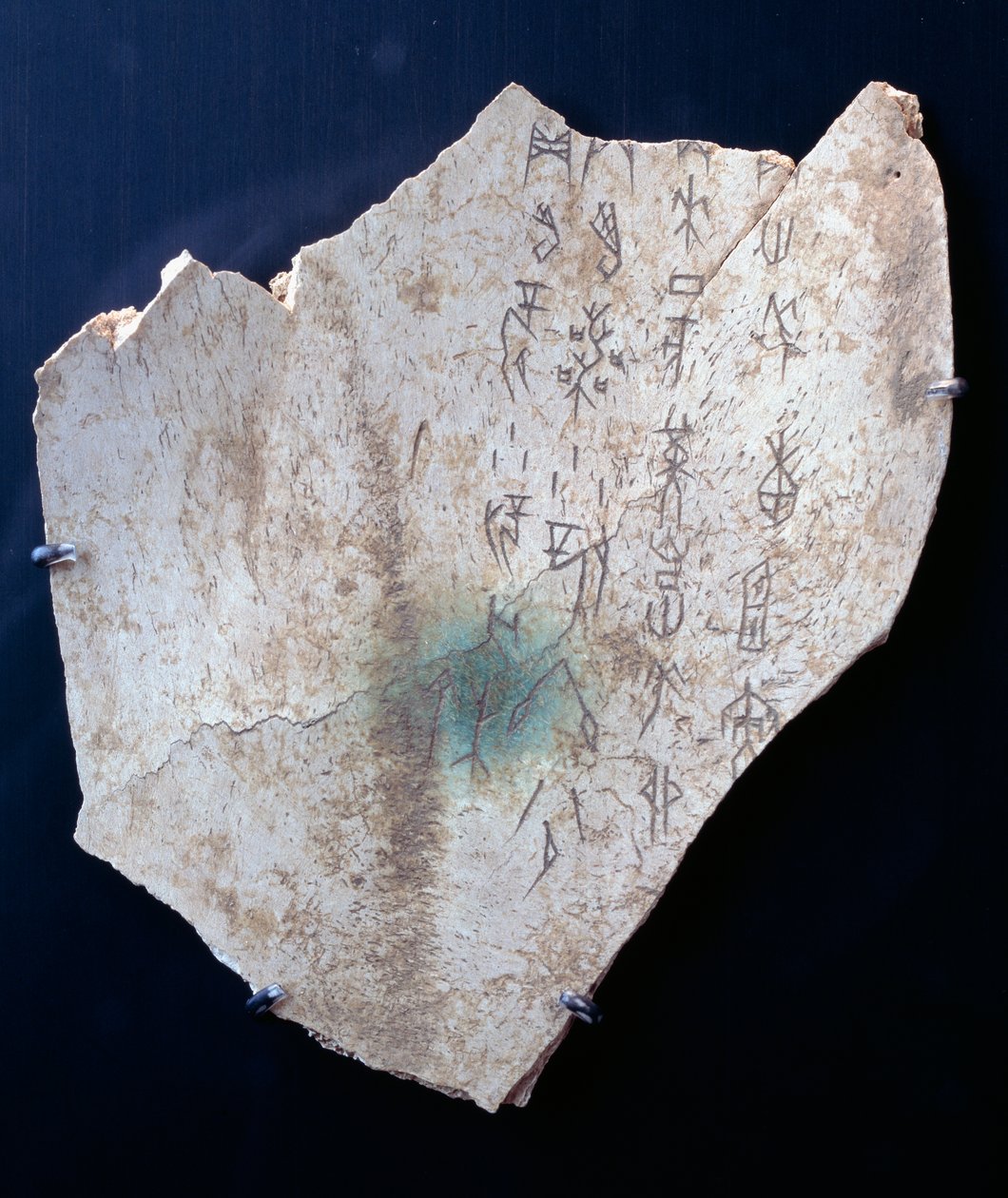 Bir öküz kürek kemiği üzerindeki piktogram, tehlikeyi savuşturmak için bir ritüel (kemik) by Shang Dynasty Chinese School