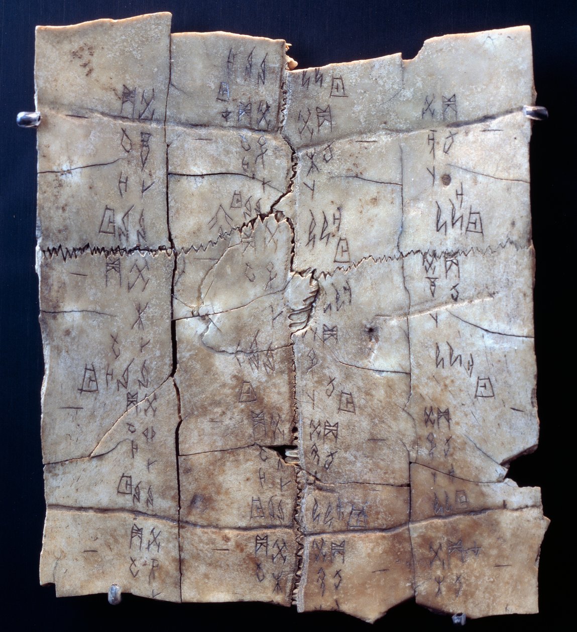Kehanet metni (kaplumbağa plastron) ile kaplumbağa plastron üzerinde piktogram by Shang Dynasty Chinese School