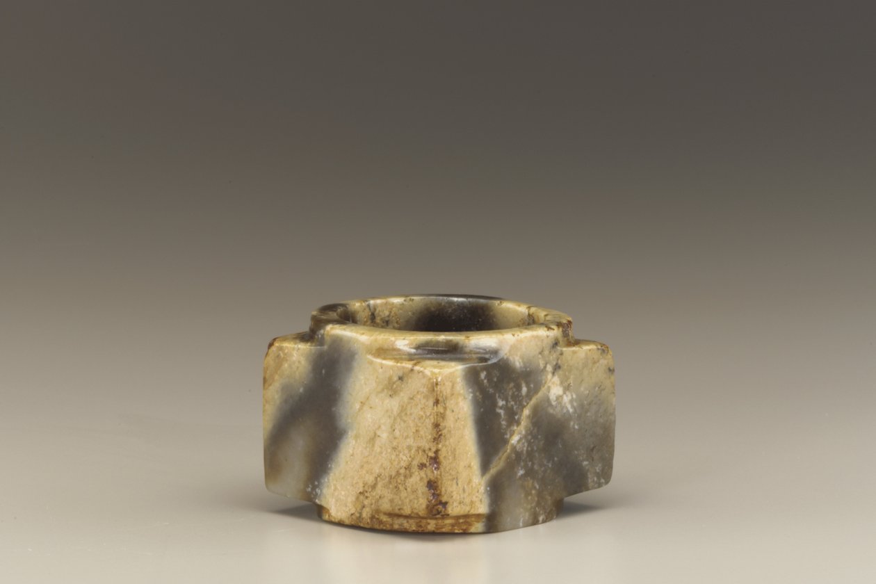 Kısa boru (cong) (yeşim (nefrit)) by Shang Dynasty Chinese School