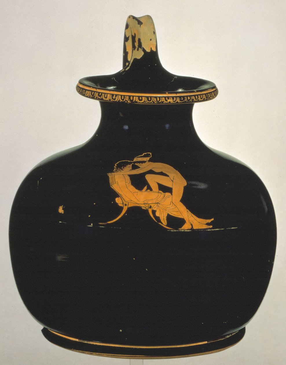 Oinochoe. Bir erkek kucağına tırmanan sevişen çıplak kız, MÖ 430 civarı by Shuvalov Painter
