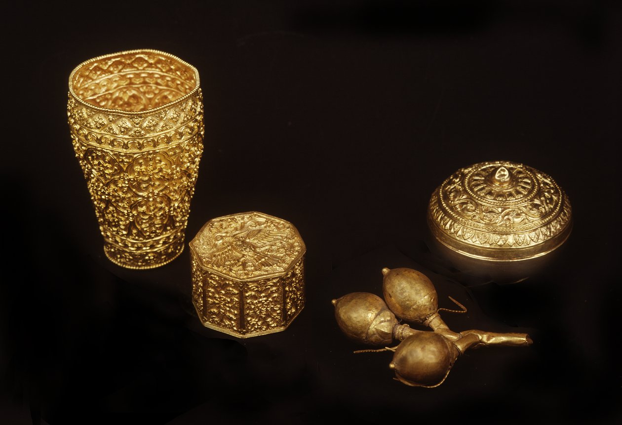Ayutthayan nesneleri (altın) by Siamese School