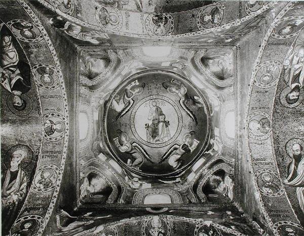 Merkezde Pantokrator İsa